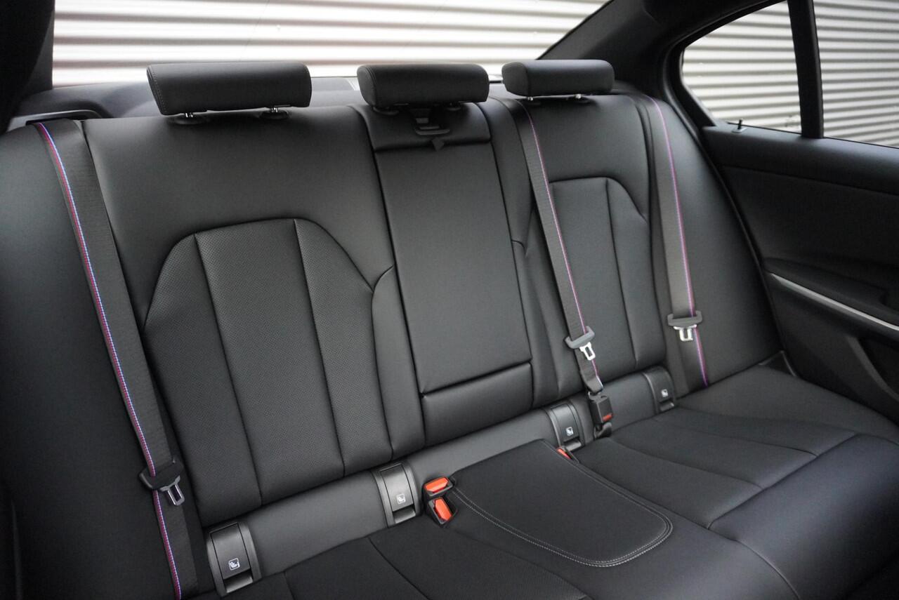 BMW 3-SERIE 330e Sedan M Sportpakket Pro | Comfort Pack | Elektrisch bediend glazen schuif-/kanteldak | Driving Assistant Professional | HiFi System | Extra getint glas | Ekris Selection