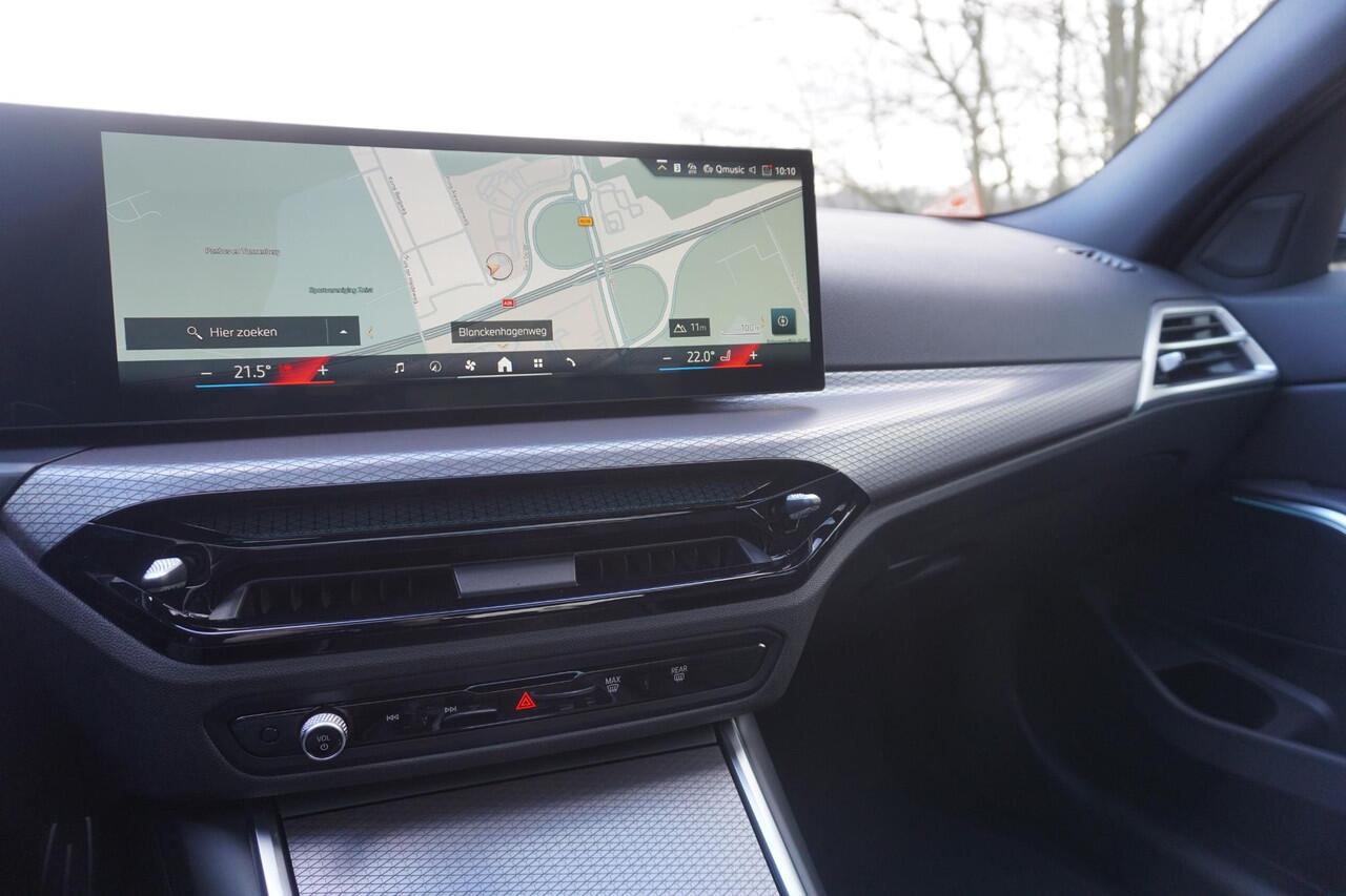 BMW 3-SERIE 330e Sedan M Sportpakket Pro | Comfort Pack | Elektrisch bediend glazen schuif-/kanteldak | Driving Assistant Professional | HiFi System | Extra getint glas | Ekris Selection