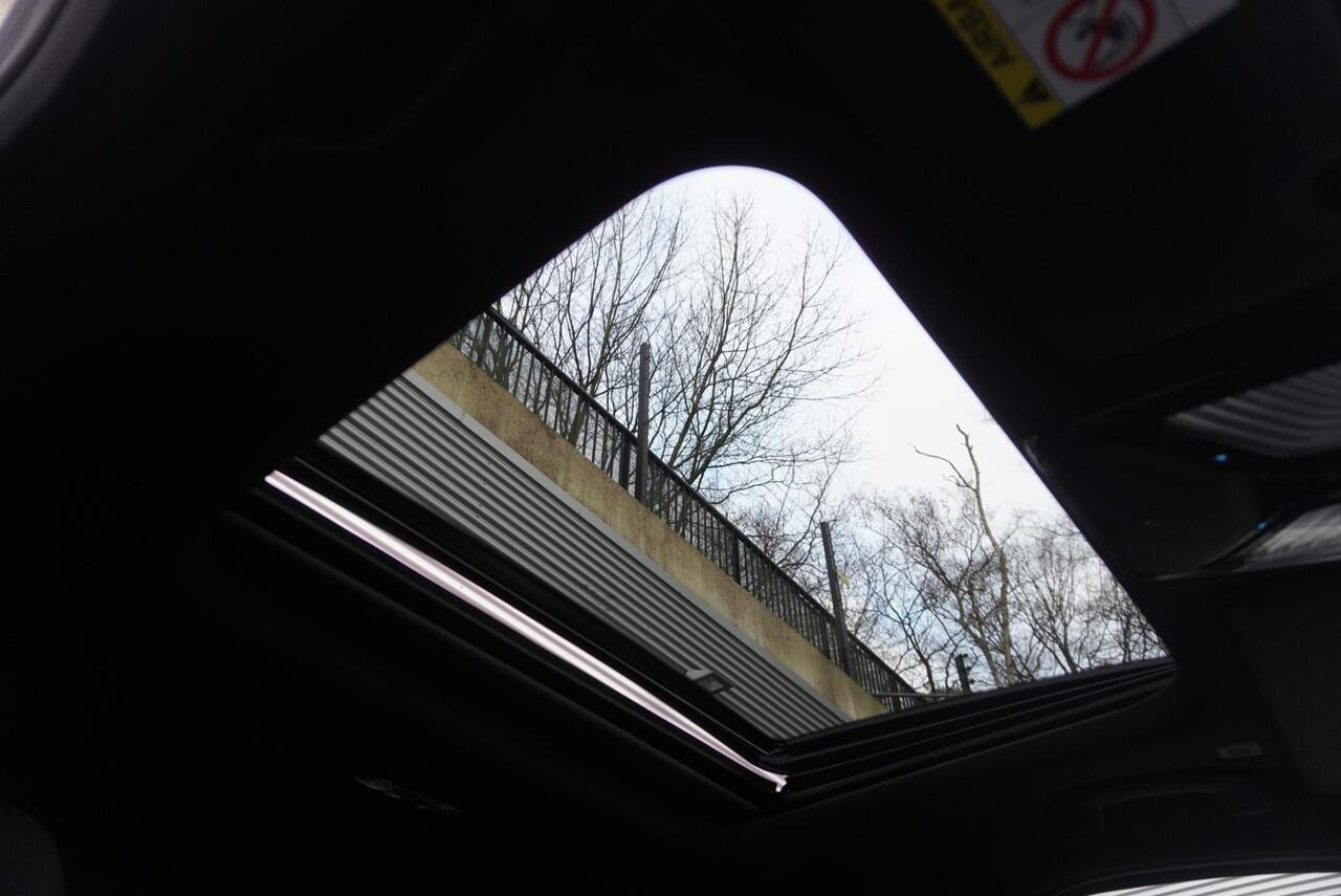 BMW 3-SERIE 330e Sedan M Sportpakket Pro | Comfort Pack | Elektrisch bediend glazen schuif-/kanteldak | Driving Assistant Professional | HiFi System | Extra getint glas | Ekris Selection