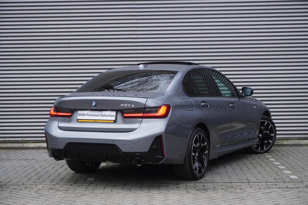 BMW 3-SERIE 330e Sedan M Sportpakket Pro | Comfort Pack | Elektrisch bediend glazen schuif-/kanteldak | Driving Assistant Professional | HiFi System | Extra getint glas | Ekris Selection