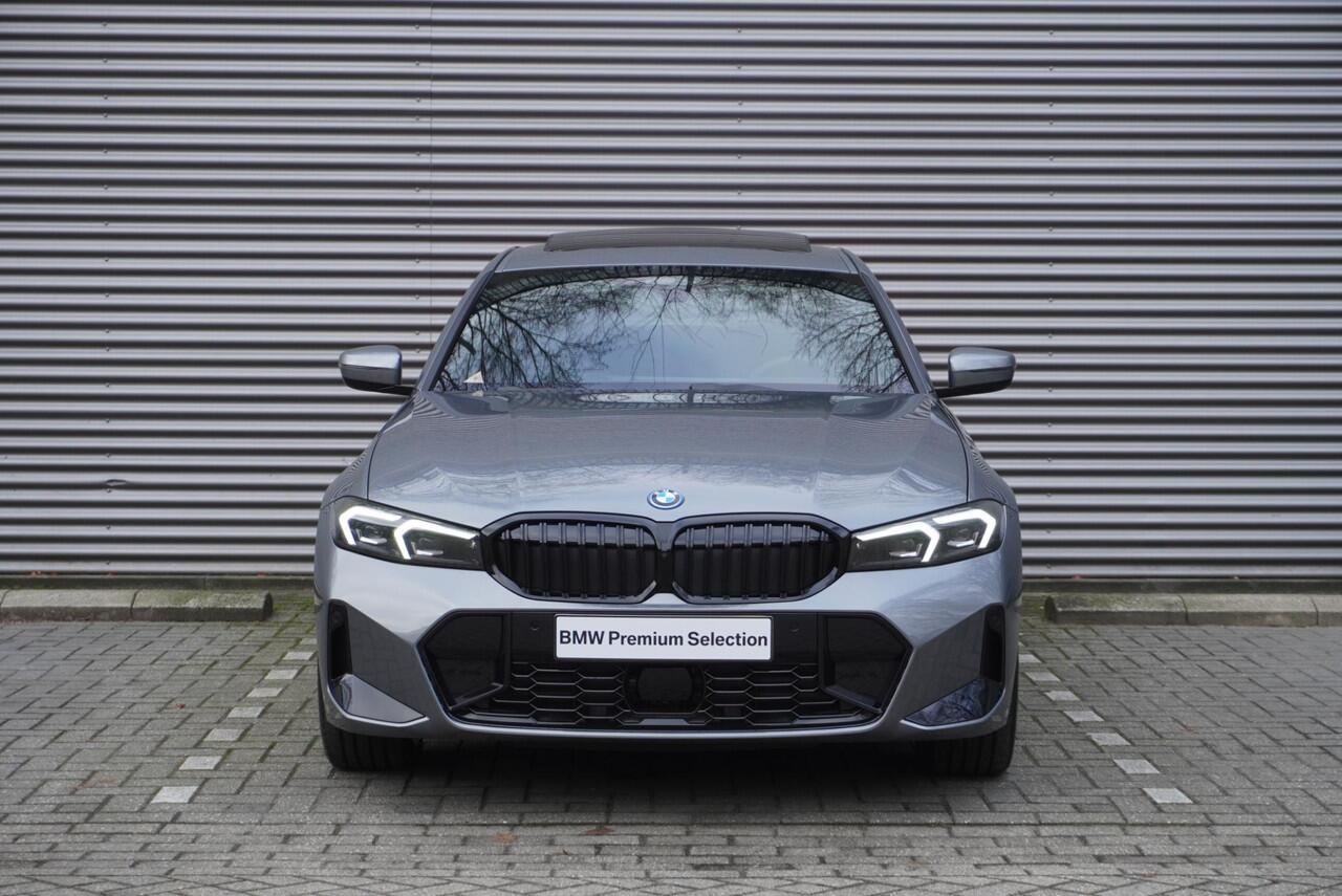 BMW 3-SERIE 330e Sedan M Sportpakket Pro | Comfort Pack | Elektrisch bediend glazen schuif-/kanteldak | Driving Assistant Professional | HiFi System | Extra getint glas | Ekris Selection