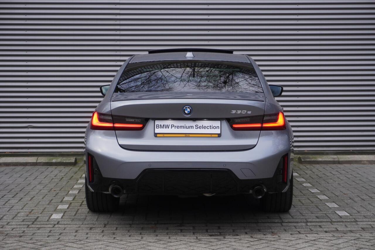BMW 3-SERIE 330e Sedan M Sportpakket Pro | Comfort Pack | Elektrisch bediend glazen schuif-/kanteldak | Driving Assistant Professional | HiFi System | Extra getint glas | Ekris Selection