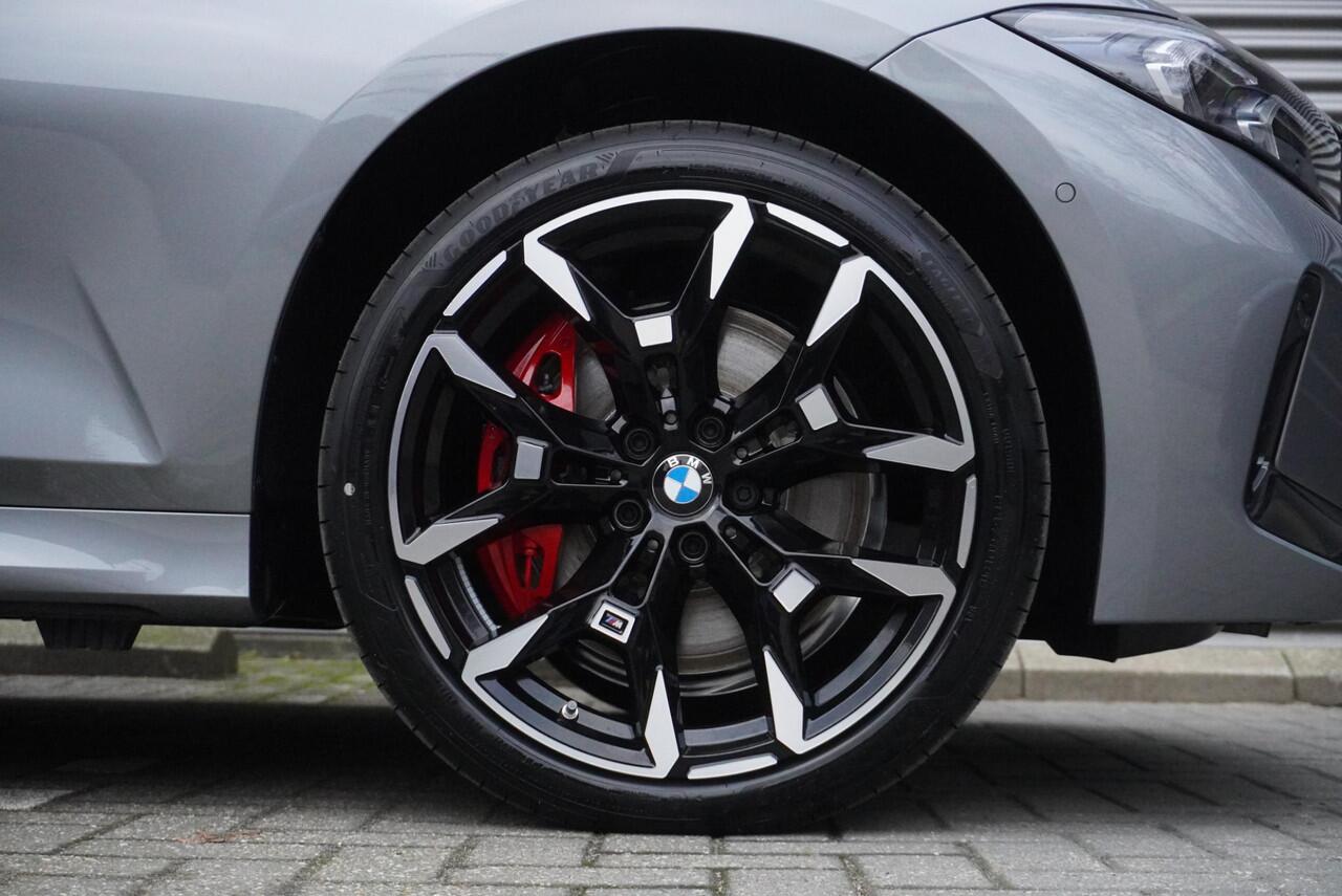 BMW 3-SERIE 330e Sedan M Sportpakket Pro | Comfort Pack | Elektrisch bediend glazen schuif-/kanteldak | Driving Assistant Professional | HiFi System | Extra getint glas | Ekris Selection