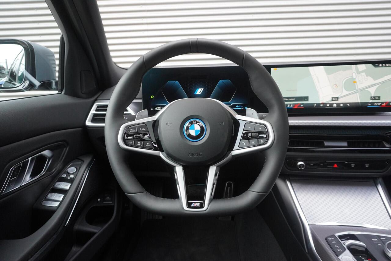 BMW 3-SERIE 330e Sedan M Sportpakket Pro | Comfort Pack | Elektrisch bediend glazen schuif-/kanteldak | Driving Assistant Professional | HiFi System | Extra getint glas | Ekris Selection