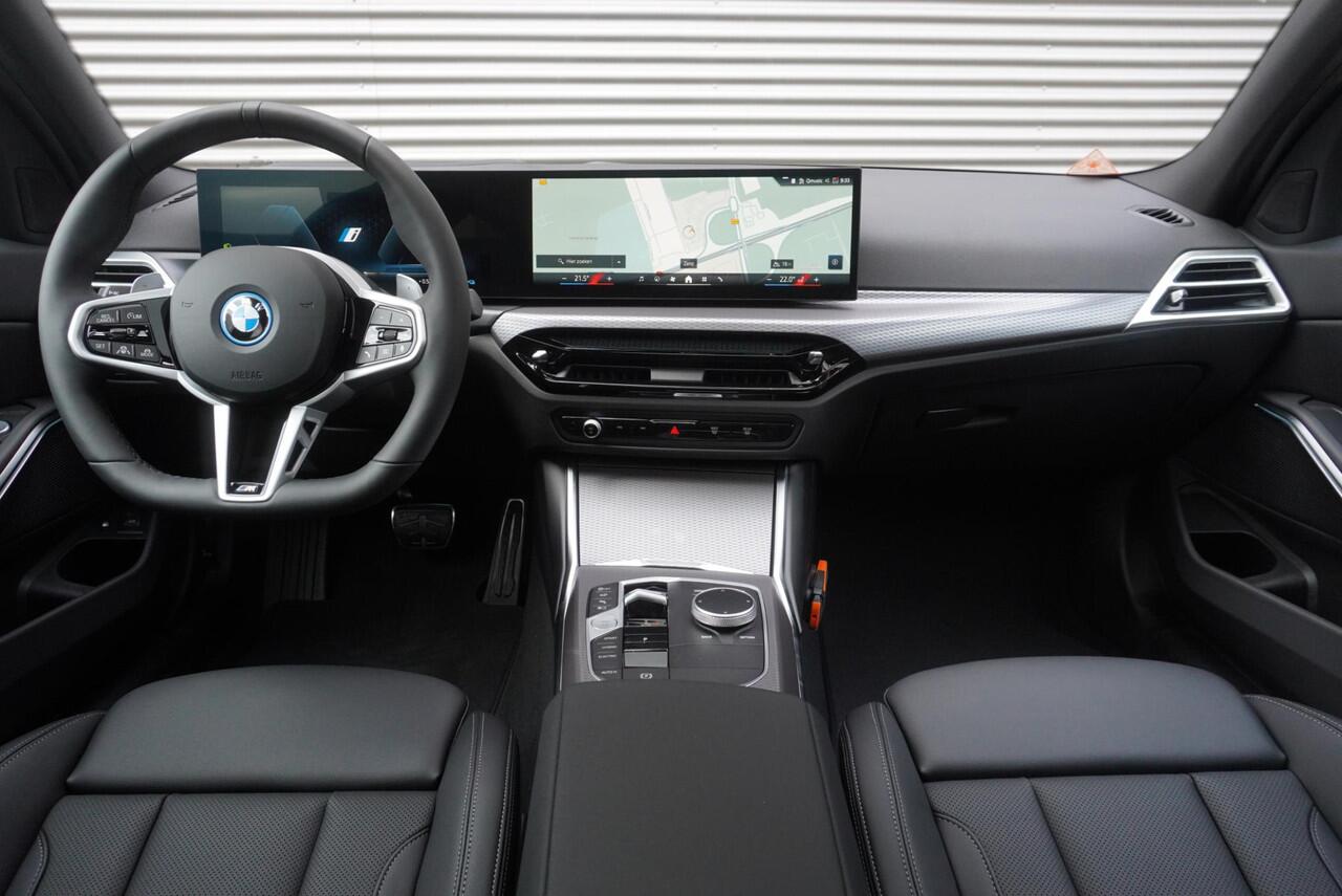 BMW 3-SERIE 330e Sedan M Sportpakket Pro | Comfort Pack | Elektrisch bediend glazen schuif-/kanteldak | Driving Assistant Professional | HiFi System | Extra getint glas | Ekris Selection