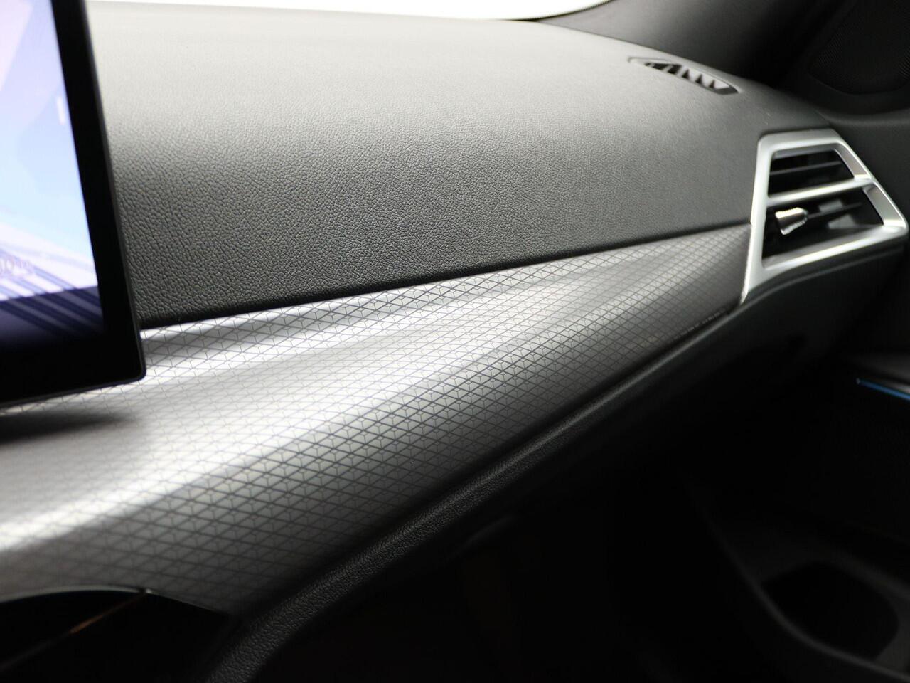 BMW 3-SERIE Touring 330e M Sportpakket | Comfort Pack | Stuurwielrand Verwarmd | Comfort Access | Trekhaak | DAB | HiFi | 19''