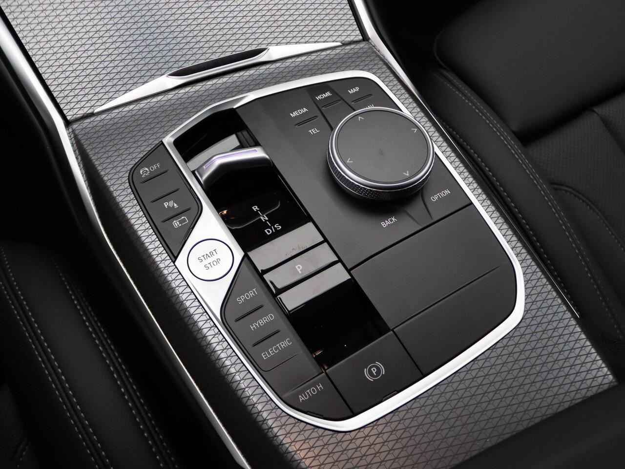 BMW 3-SERIE Touring 330e M Sportpakket | Comfort Pack | Stuurwielrand Verwarmd | Comfort Access | Trekhaak | DAB | HiFi | 19''