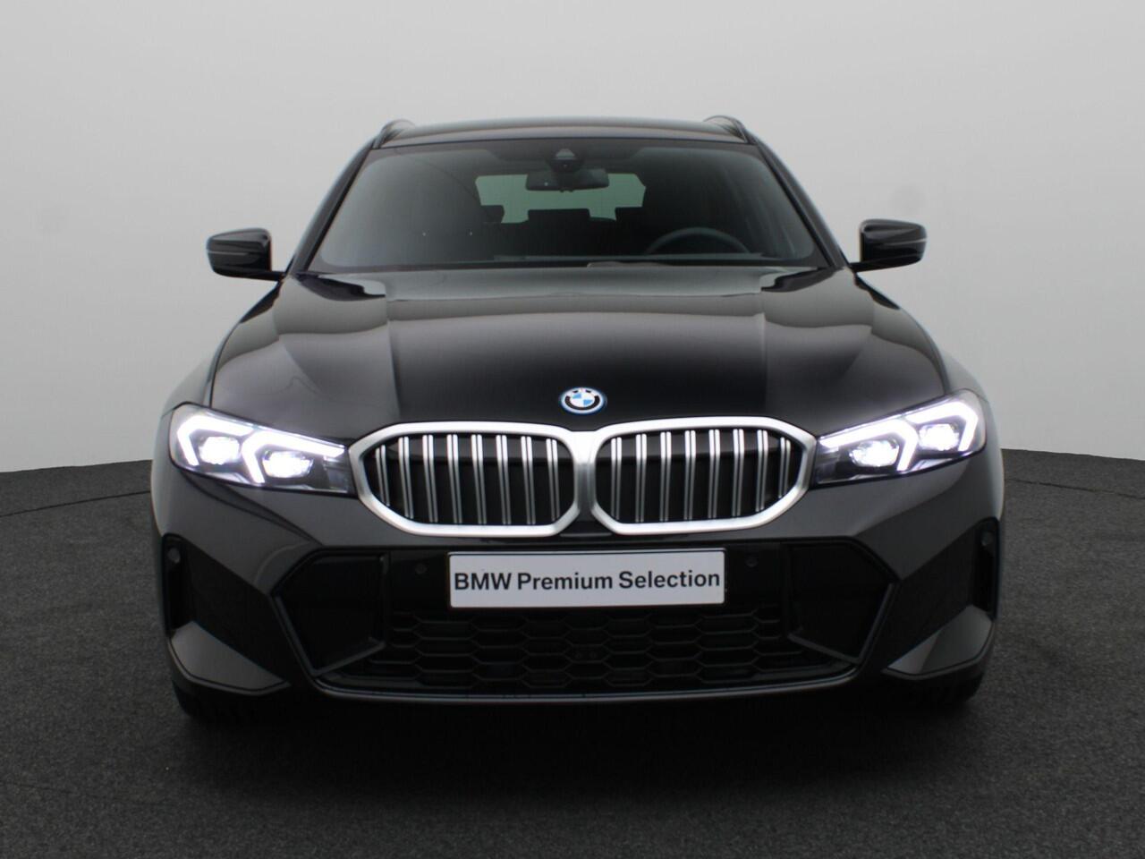 BMW 3-SERIE Touring 330e M Sportpakket | Comfort Pack | Stuurwielrand Verwarmd | Comfort Access | Trekhaak | DAB | HiFi | 19''