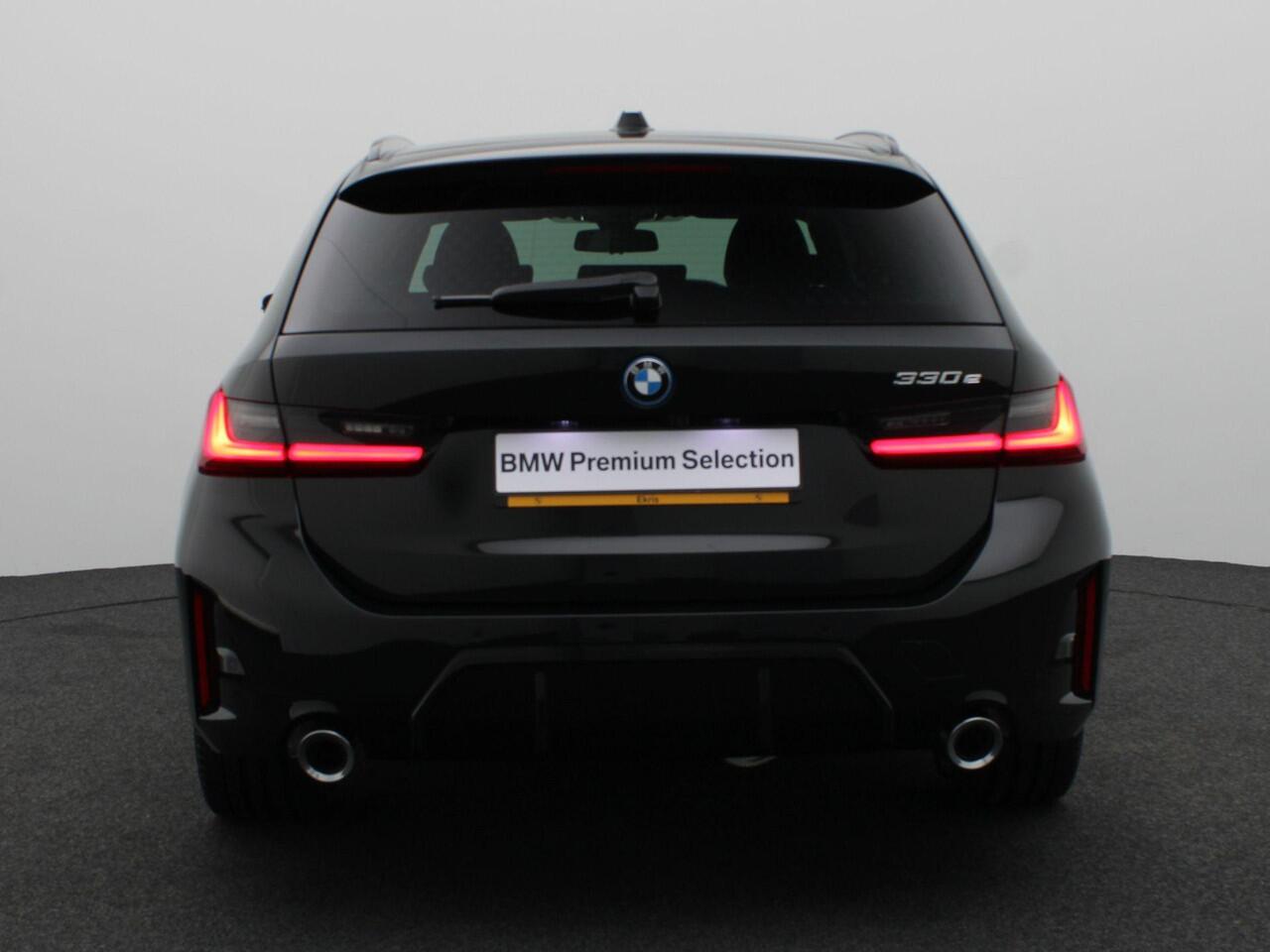 BMW 3-SERIE Touring 330e M Sportpakket | Comfort Pack | Stuurwielrand Verwarmd | Comfort Access | Trekhaak | DAB | HiFi | 19''
