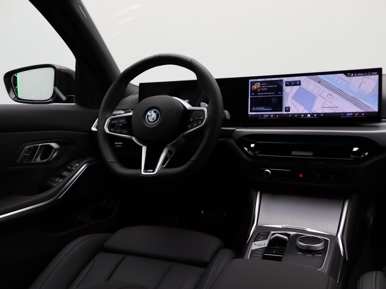 BMW 3-SERIE Touring 330e M Sportpakket | Comfort Pack | Stuurwielrand Verwarmd | Comfort Access | Trekhaak | DAB | HiFi | 19''