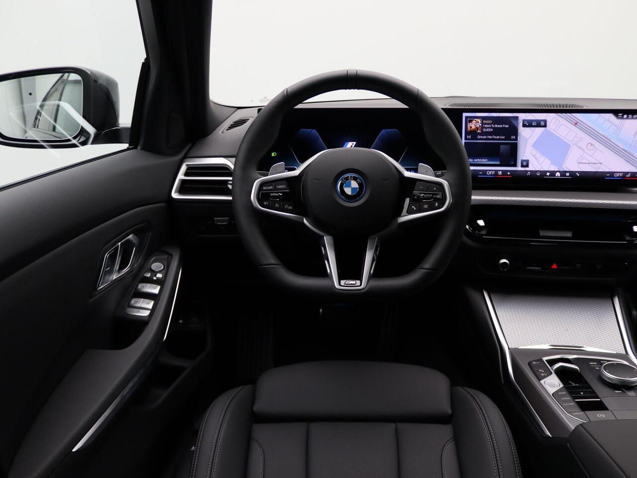 BMW 3-SERIE Touring 330e M Sportpakket | Comfort Pack | Stuurwielrand Verwarmd | Comfort Access | Trekhaak | DAB | HiFi | 19''