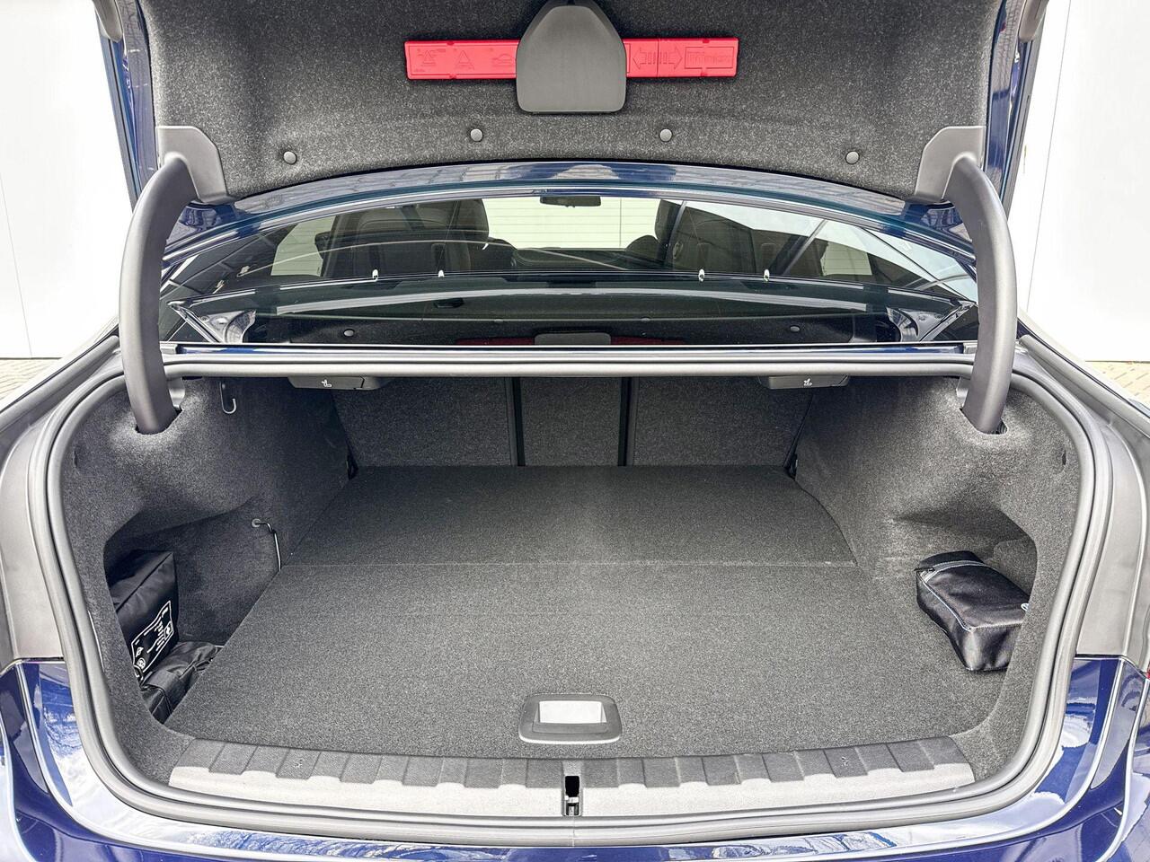 BMW 3-SERIE Sedan 330e M Sport Pro | Panoramadak | Comfort Pack
