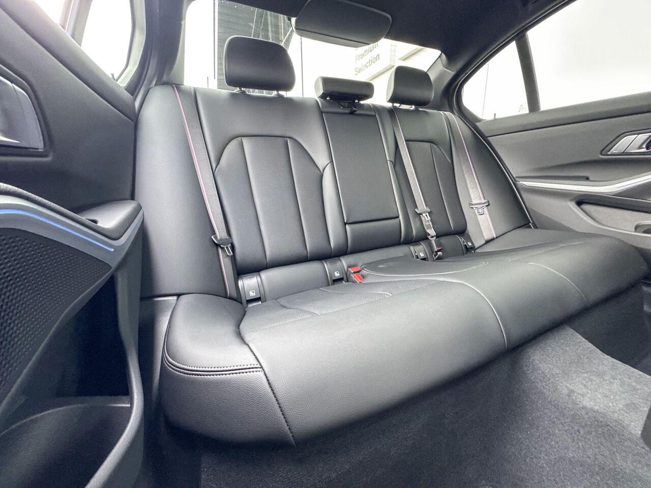 BMW 3-SERIE Sedan 330e M Sport Pro | Panoramadak | Comfort Pack