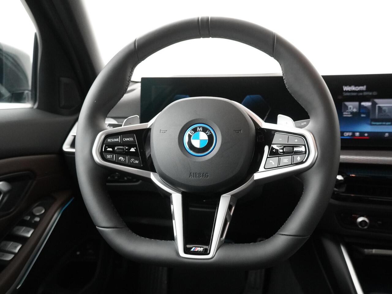 BMW 3-SERIE 330e M-Sportpakket Pro | Panoramadak | Head-Up | Driving Assistant | Comfort Access |
