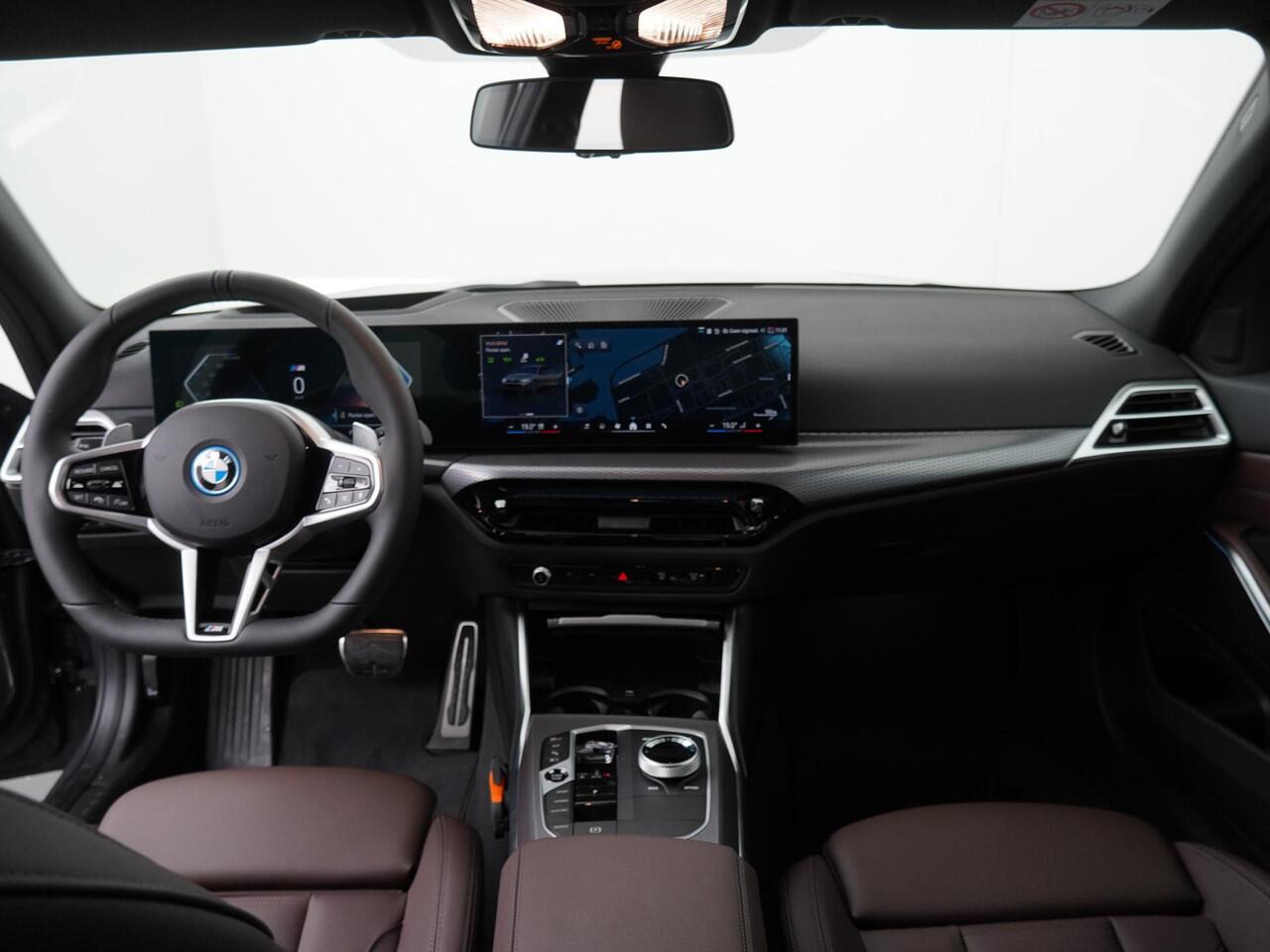 BMW 3-SERIE 330e M-Sportpakket Pro | Panoramadak | Head-Up | Driving Assistant | Comfort Access |