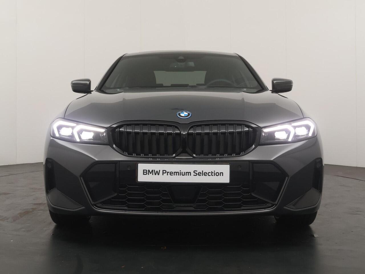 BMW 3-SERIE 330e M-Sportpakket Pro | Panoramadak | Head-Up | Driving Assistant | Comfort Access |
