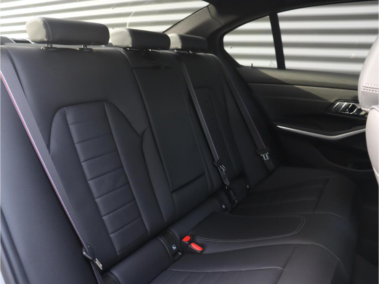 BMW 3-SERIE Sedan 330e | M Sportpakket Pro | Panodak | Head-Up | Adaptive Cruise Control | Trekhaak | Harman Kardon | Elektr. Stoelen | Comfort Access | Driving Assistant | 19'' LMV