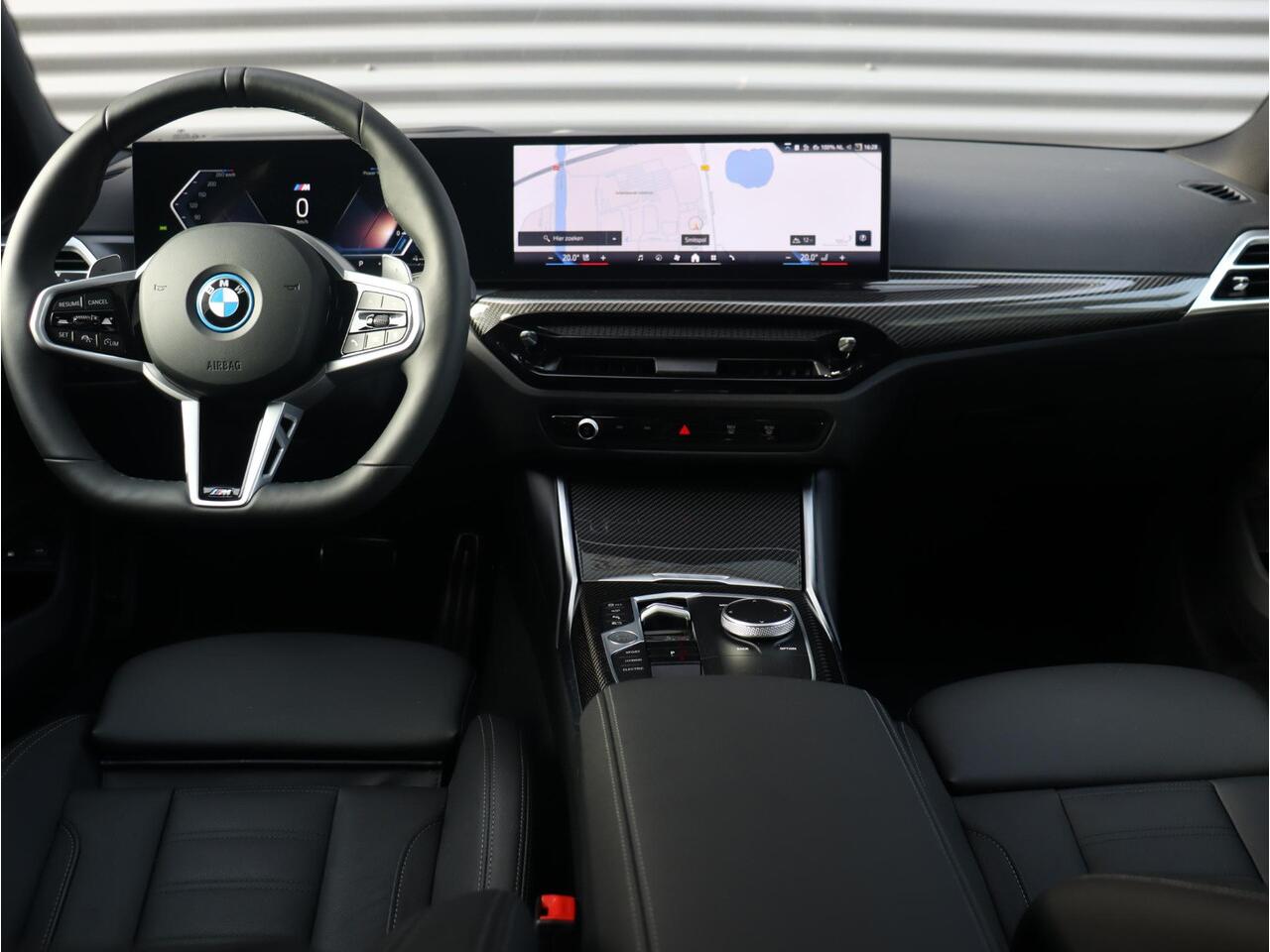 BMW 3-SERIE Sedan 330e | M Sportpakket Pro | Panodak | Head-Up | Adaptive Cruise Control | Trekhaak | Harman Kardon | Elektr. Stoelen | Comfort Access | Driving Assistant | 19'' LMV