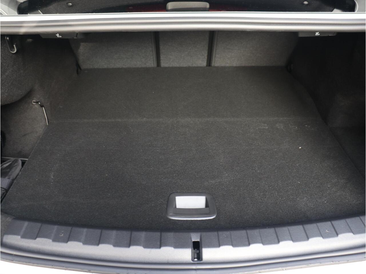 BMW 3-SERIE Sedan 330e | M Sportpakket Pro | Panodak | Head-Up | Adaptive Cruise Control | Trekhaak | Harman Kardon | Elektr. Stoelen | Comfort Access | Driving Assistant | 19'' LMV
