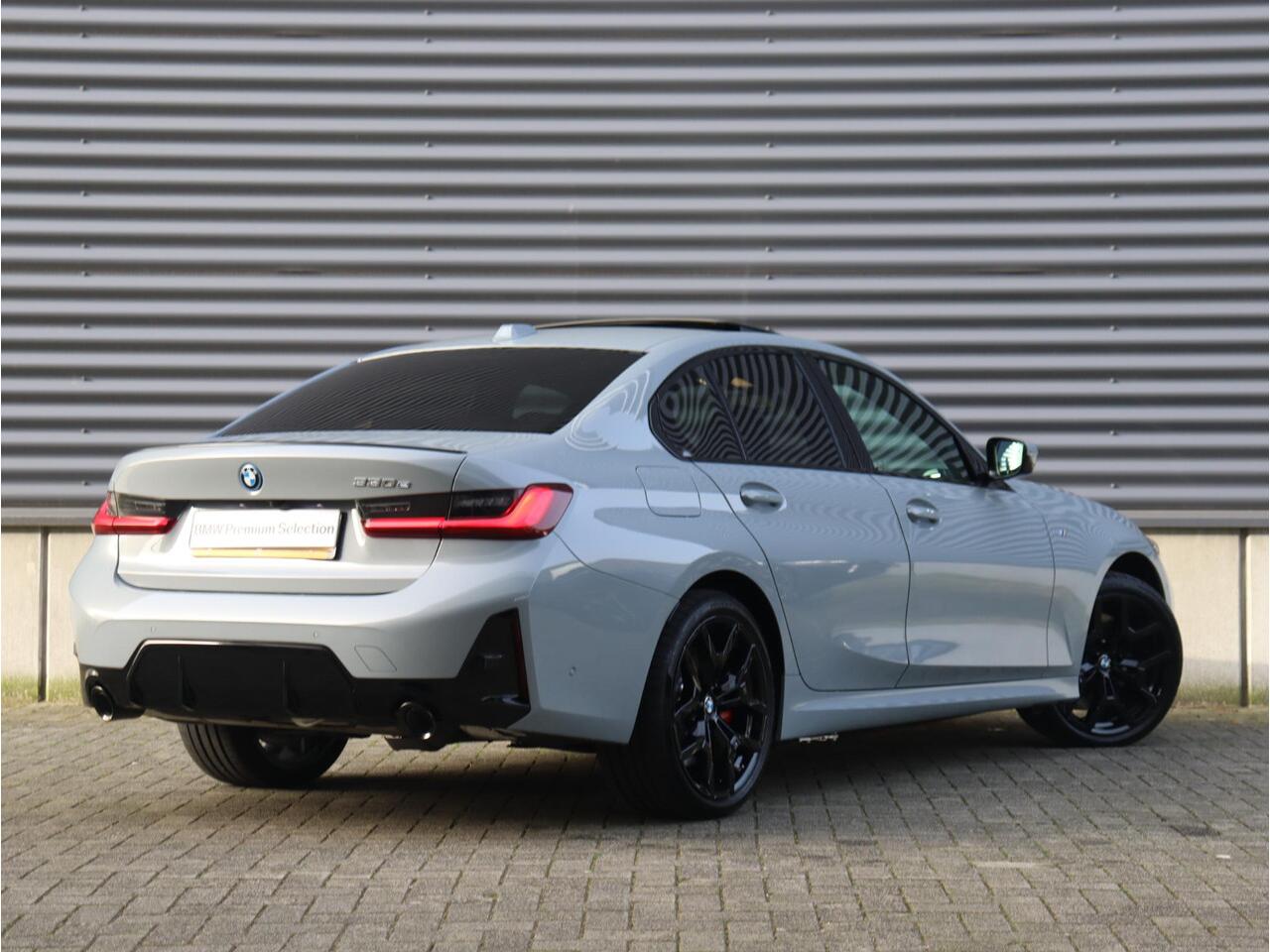 BMW 3-SERIE Sedan 330e | M Sportpakket Pro | Panodak | Head-Up | Adaptive Cruise Control | Trekhaak | Harman Kardon | Elektr. Stoelen | Comfort Access | Driving Assistant | 19'' LMV