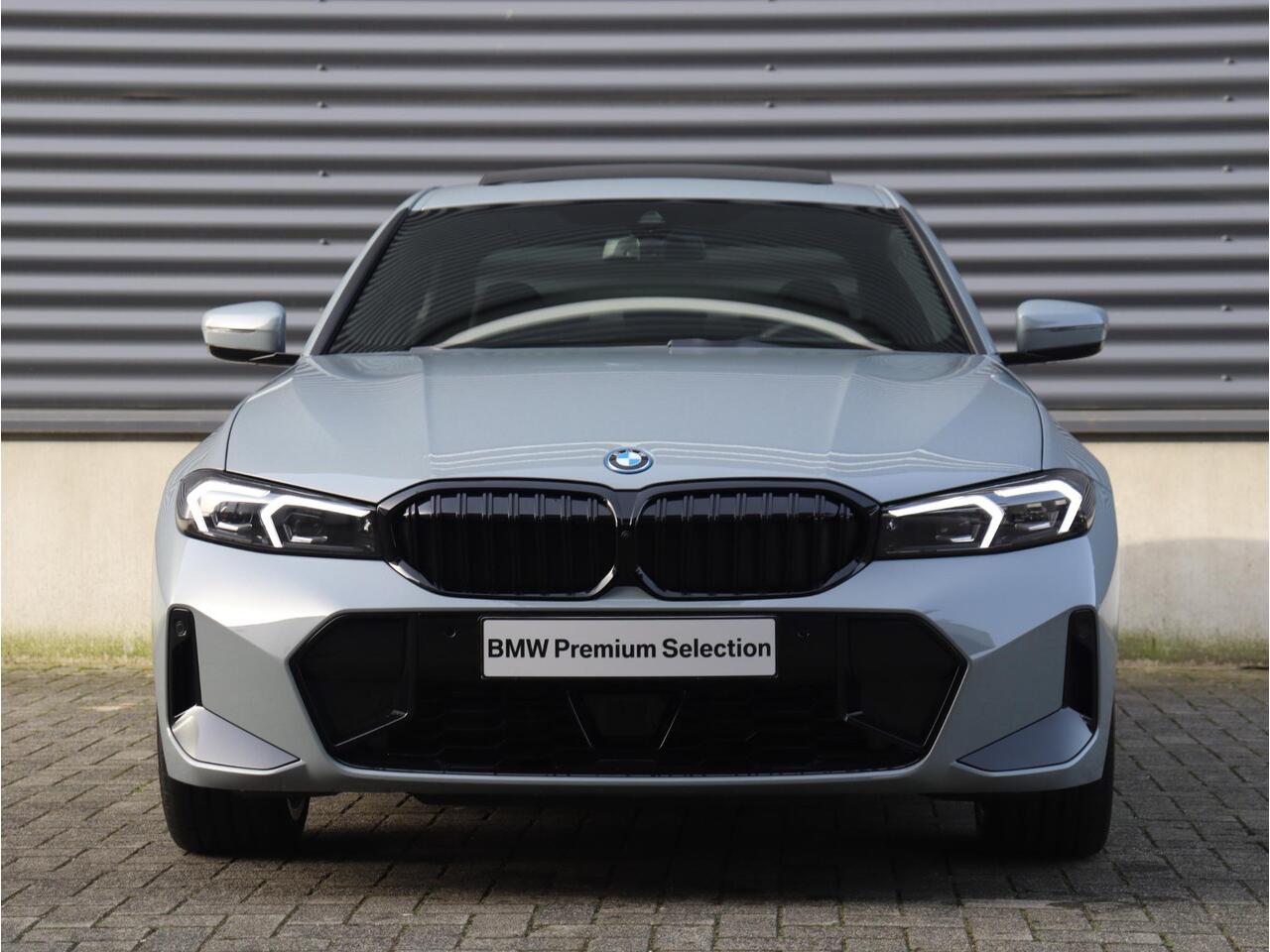 BMW 3-SERIE Sedan 330e | M Sportpakket Pro | Panodak | Head-Up | Adaptive Cruise Control | Trekhaak | Harman Kardon | Elektr. Stoelen | Comfort Access | Driving Assistant | 19'' LMV