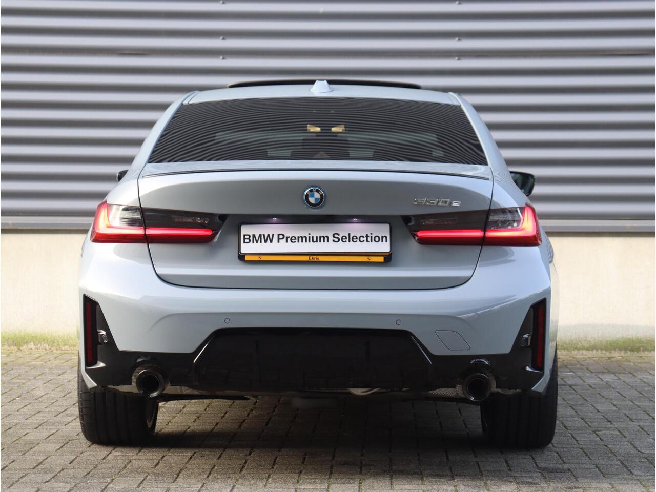 BMW 3-SERIE Sedan 330e | M Sportpakket Pro | Panodak | Head-Up | Adaptive Cruise Control | Trekhaak | Harman Kardon | Elektr. Stoelen | Comfort Access | Driving Assistant | 19'' LMV