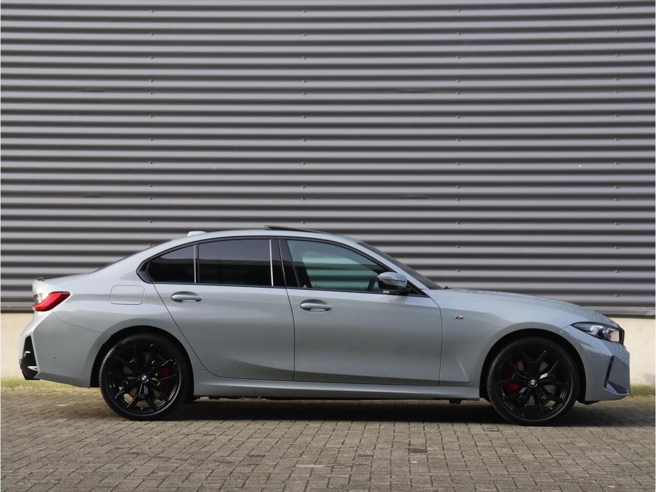 BMW 3-SERIE Sedan 330e | M Sportpakket Pro | Panodak | Head-Up | Adaptive Cruise Control | Trekhaak | Harman Kardon | Elektr. Stoelen | Comfort Access | Driving Assistant | 19'' LMV