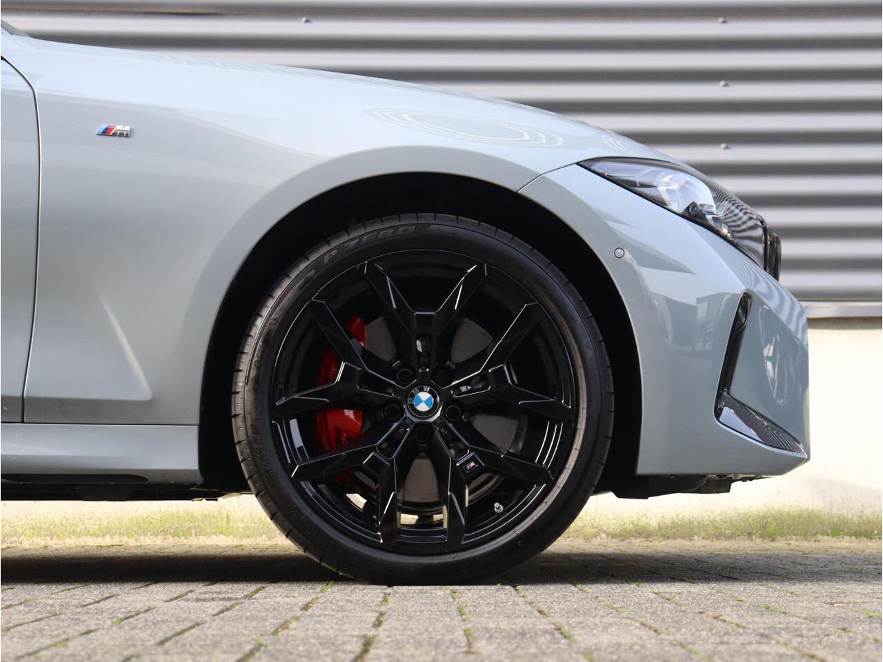 BMW 3-SERIE Sedan 330e | M Sportpakket Pro | Panodak | Head-Up | Adaptive Cruise Control | Trekhaak | Harman Kardon | Elektr. Stoelen | Comfort Access | Driving Assistant | 19'' LMV
