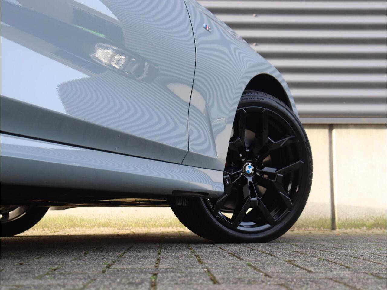 BMW 3-SERIE Sedan 330e | M Sportpakket Pro | Panodak | Head-Up | Adaptive Cruise Control | Trekhaak | Harman Kardon | Elektr. Stoelen | Comfort Access | Driving Assistant | 19'' LMV