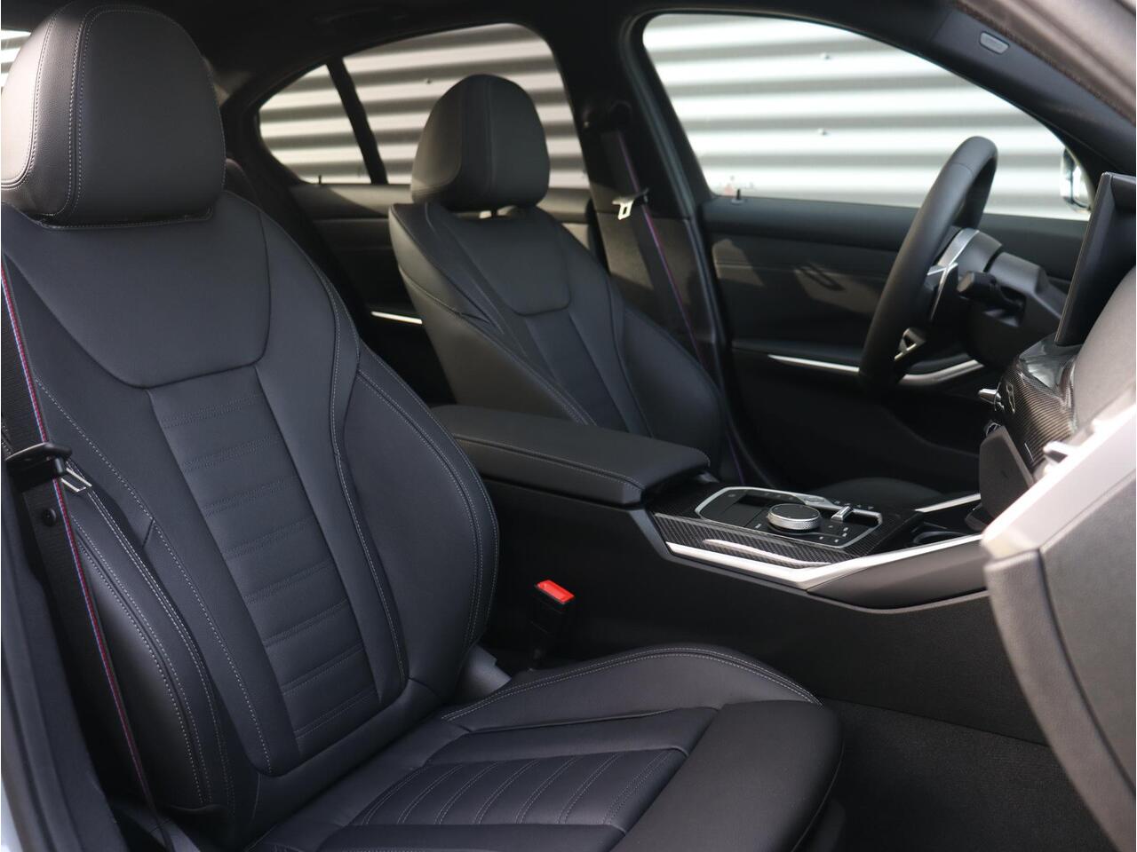 BMW 3-SERIE Sedan 330e | M Sportpakket Pro | Panodak | Head-Up | Adaptive Cruise Control | Trekhaak | Harman Kardon | Elektr. Stoelen | Comfort Access | Driving Assistant | 19'' LMV