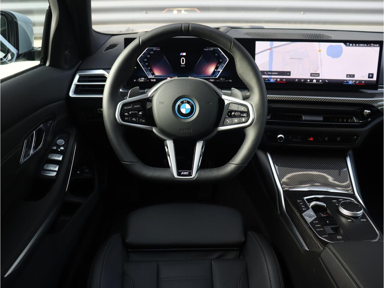 BMW 3-SERIE Sedan 330e | M Sportpakket Pro | Panodak | Head-Up | Adaptive Cruise Control | Trekhaak | Harman Kardon | Elektr. Stoelen | Comfort Access | Driving Assistant | 19'' LMV