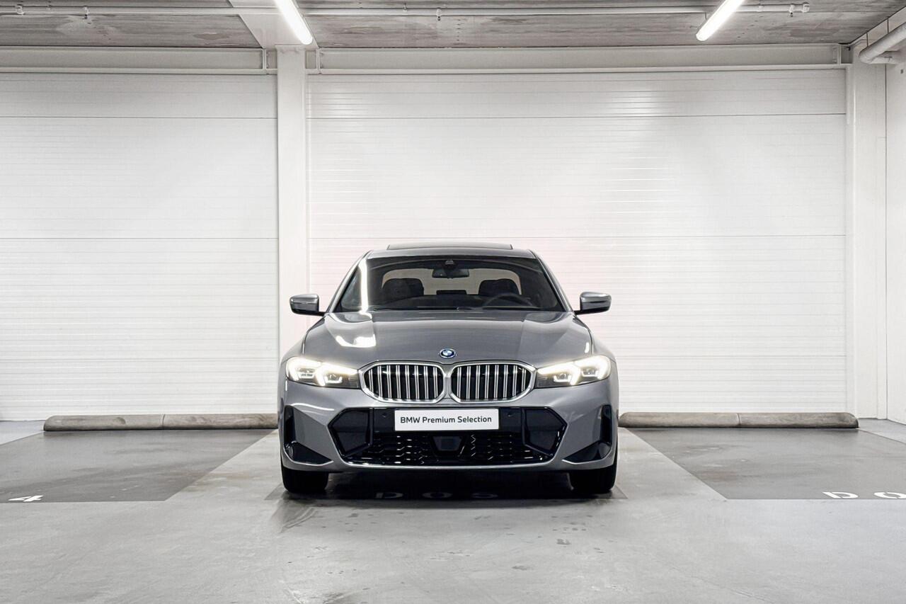BMW 3-SERIE Sedan 330e | M-Sport | Comfort Pack | Driving Assistant | Active Cruise Control | Hifi System | Schuif-/kanteldak | Comfort Access