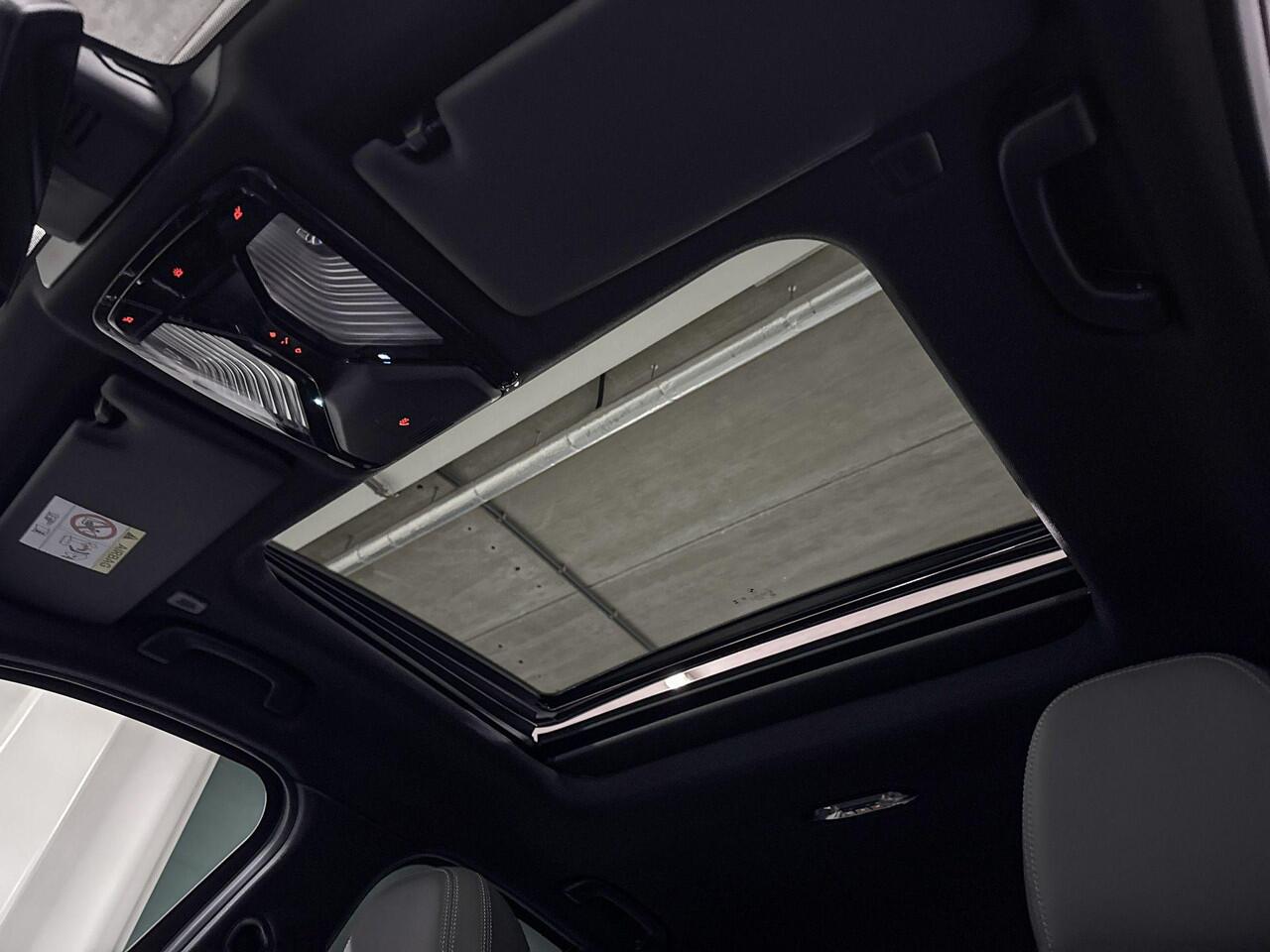 BMW 3-SERIE Sedan 330e | M-Sport Pro | Comfort Pack | Driving Assistant | Active Cruise Control | Hifi System | Schuif-/kanteldak | Comfort Access | Huisselectie
