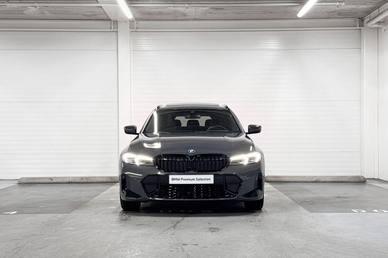 BMW 3-SERIE Touring 330e | M-Sport Pro | Comfort Pack | Panoramadak | Comfort Access | Trekhaak