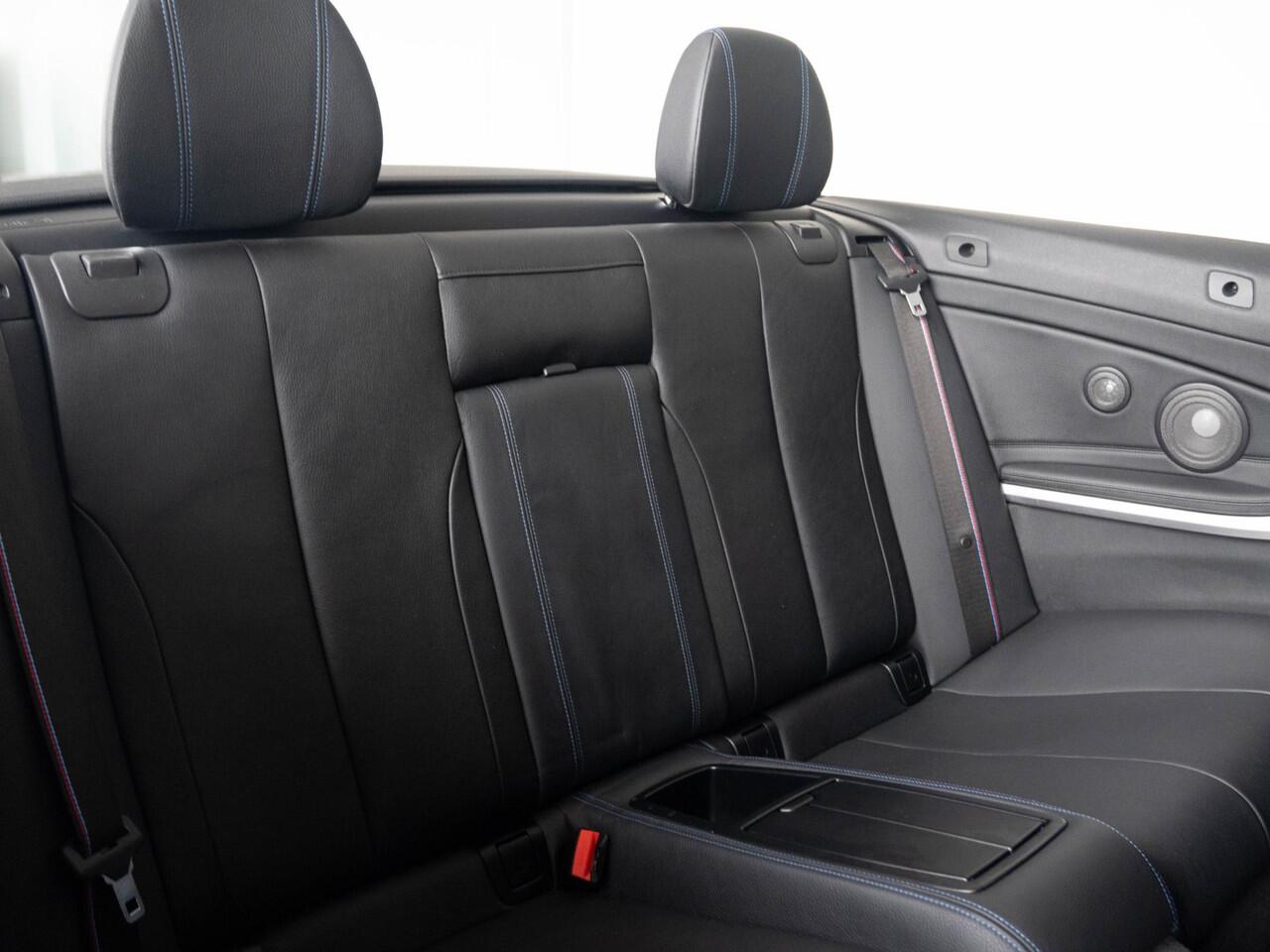 BMW 4-SERIE Cabrio 420i | High Executive | M Sport Plus Pakket | Harman Kardon | Achteruitrijcamera | Stoelverwarming | Air Collar | Head-Up Display | 19''