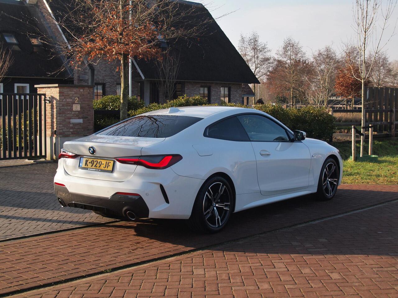 BMW 4-SERIE Coupé 420i | M-Pakket | Camera | Sfeerverlichting | NL-Auto |