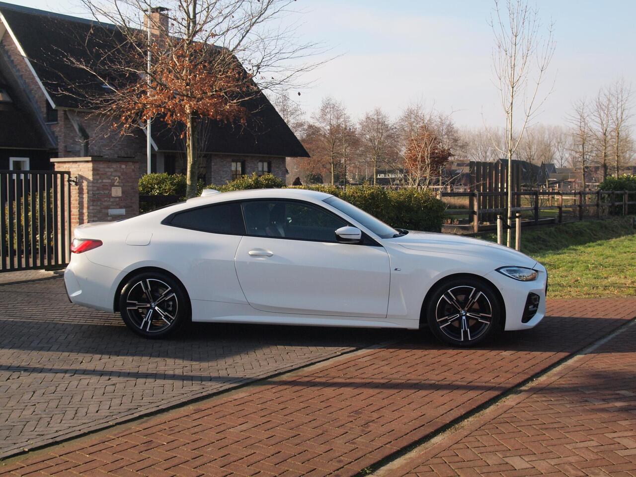 BMW 4-SERIE Coupé 420i | M-Pakket | Camera | Sfeerverlichting | NL-Auto |