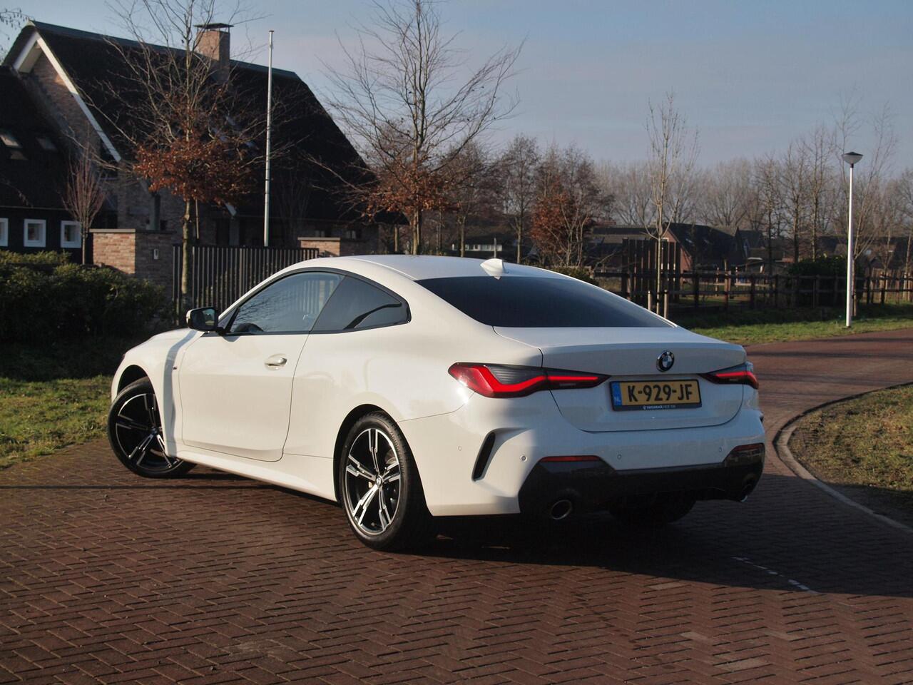 BMW 4-SERIE Coupé 420i | M-Pakket | Camera | Sfeerverlichting | NL-Auto |