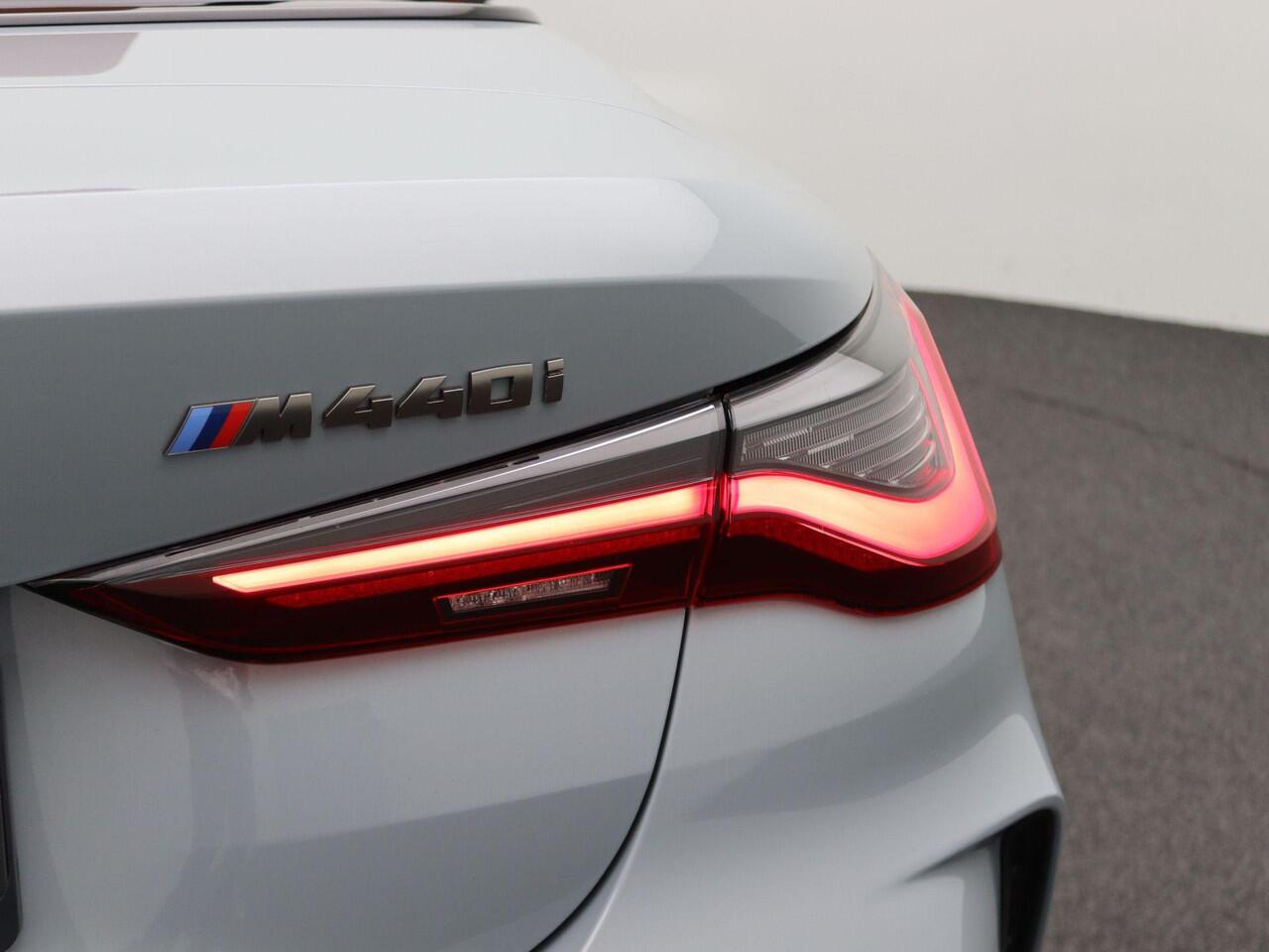 BMW 4-SERIE Cabrio M440i xDrive M Sportpakket | Laserlicht | Stuurwielverwarming | Nekverwarmer | Head-Up Display | 19"