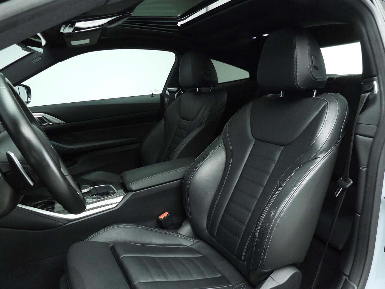 BMW 4-SERIE Coupe 420i | M-Sportpakket | Laserlicht | Leder | Navigatie | Schuifdak | Sportstoelen | DAB | Hifi speakers | Alu 19 inch