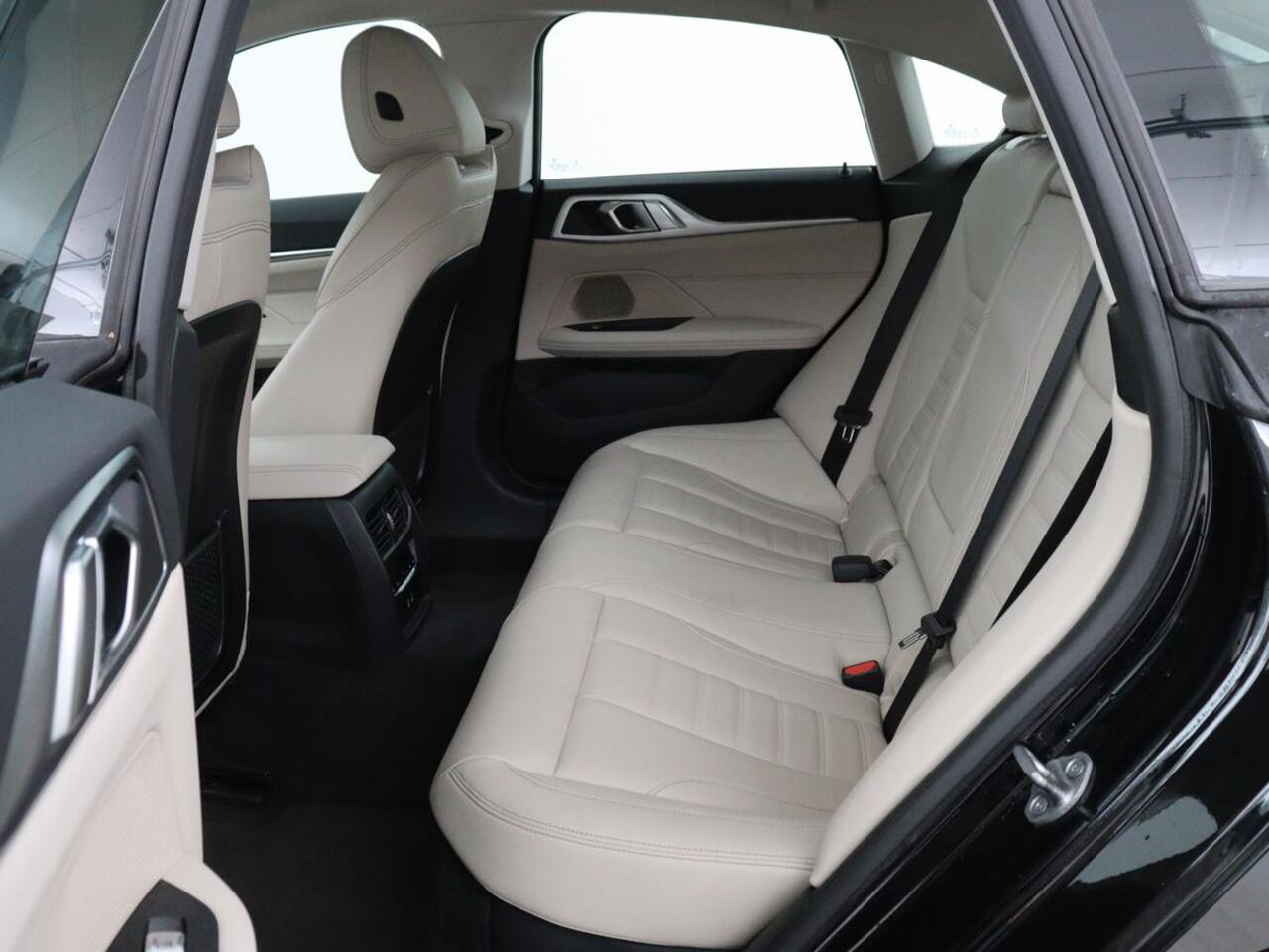 BMW 4-SERIE Gran Coupé 420i Edition Plus | Trekhaak | Stoelverwarming | Memory | Carplay | Leder | Navigatie | Camera | Achterbankverwarming | Keyless | Full LED | Sportstoelen