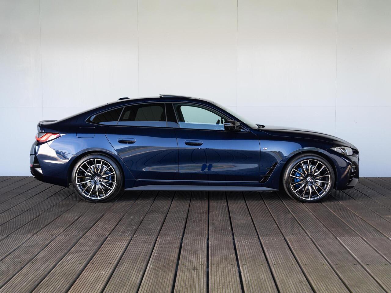 BMW 4-SERIE Gran Coupé | M440i | High Executive | M Sportpakket | Glazen schuif-/kanteldak | 20 inch | Driving Assistent Professional | Trekhaak | Harman Kardon | Head Up Display