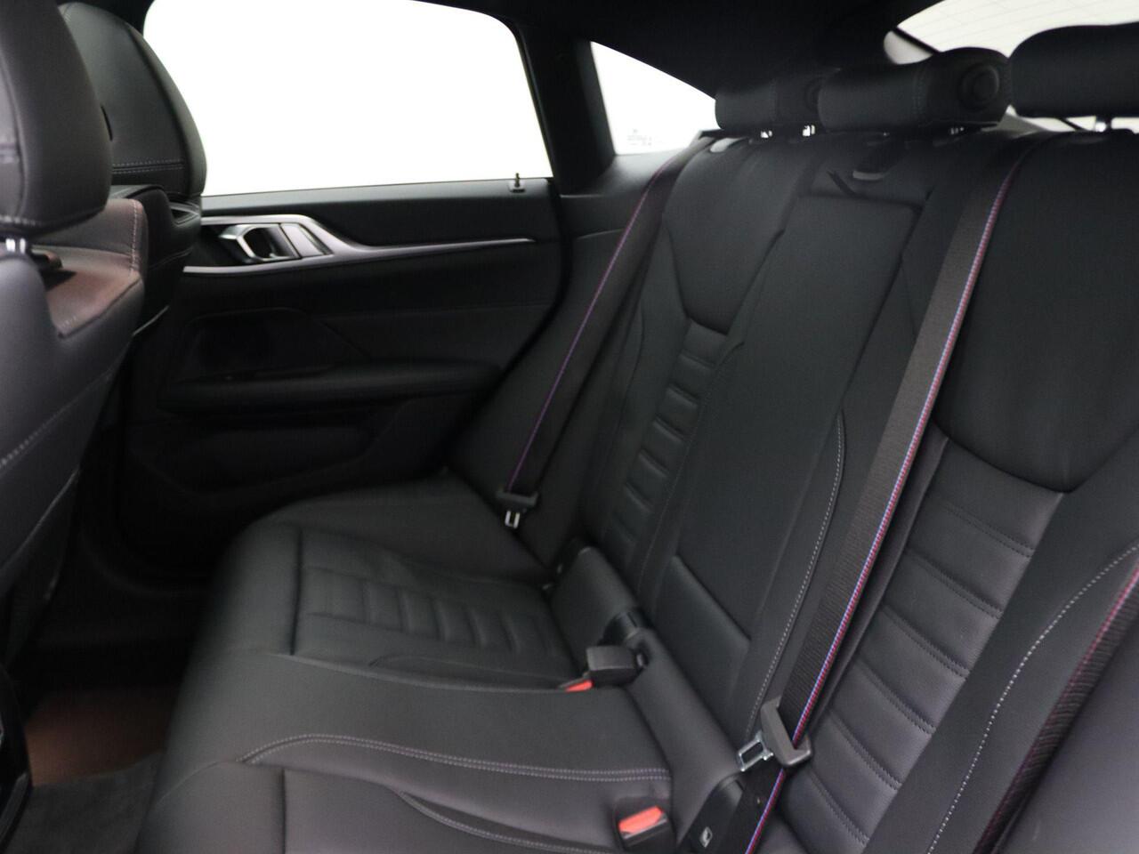 BMW 4-SERIE Gran Coupé 420i High Executive | M Sportpakket Pro | Achteruitrijcamera | Schuifdak | Extra Getint Glas Achter | Parking Assistant | DAB | HiFi | 19''