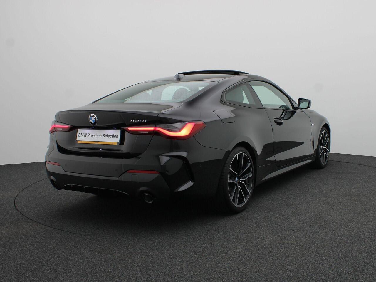 BMW 4-SERIE Coupé 420i High Executive | M Sportpakket | Safety Pack | Stuurwielrand Verwarmd | Schuifdak | Driving Assistant | DAB | HiFi | 19''