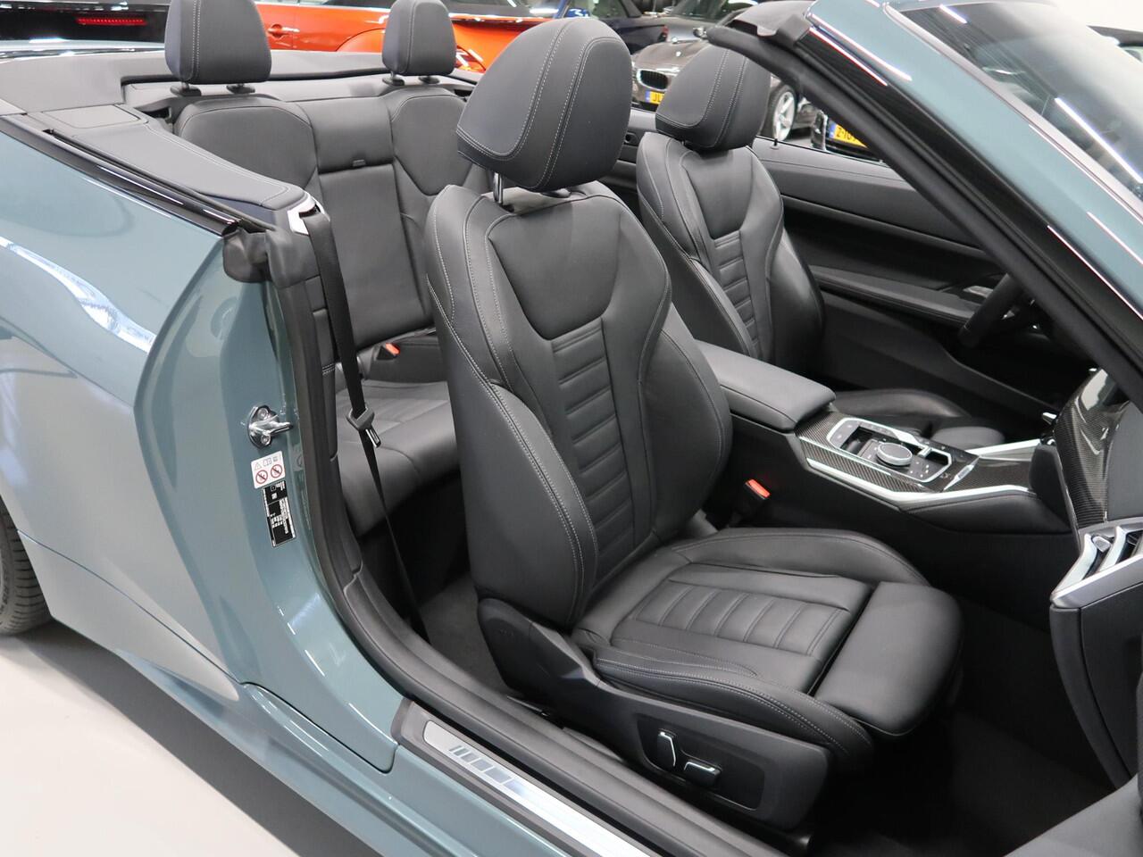 BMW 4-SERIE Cabrio 420i High Executive M-Sport Sportstoelen Camera Stoelverwarming Curved dashboard Navigatie Airco-ecc 19 inch Sportvelgen App connect Cape York Green metallic Zwart sportleer