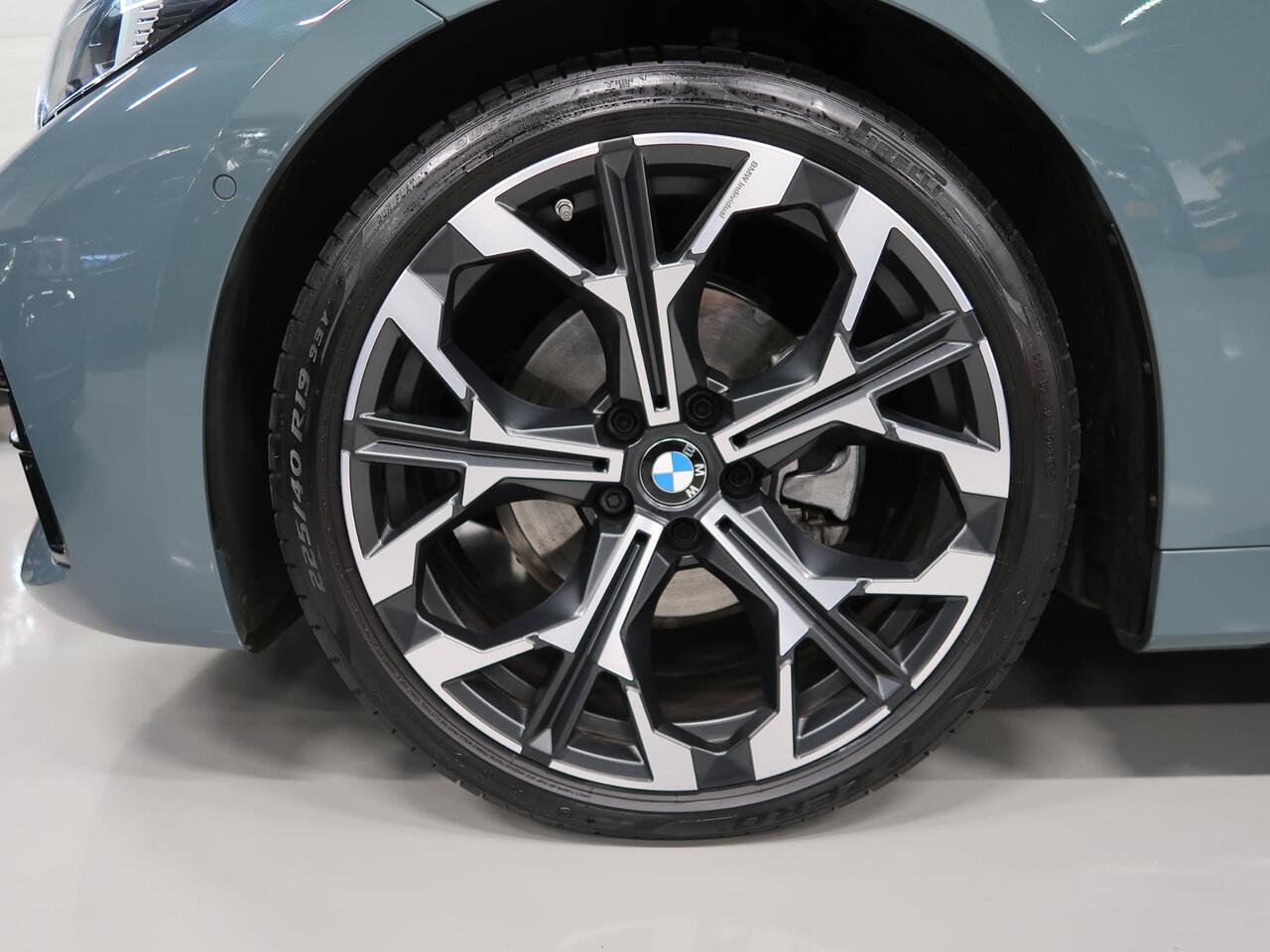 BMW 4-SERIE Cabrio 420i High Executive M-Sport Sportstoelen Camera Stoelverwarming Curved dashboard Navigatie Airco-ecc 19 inch Sportvelgen App connect Cape York Green metallic Zwart sportleer