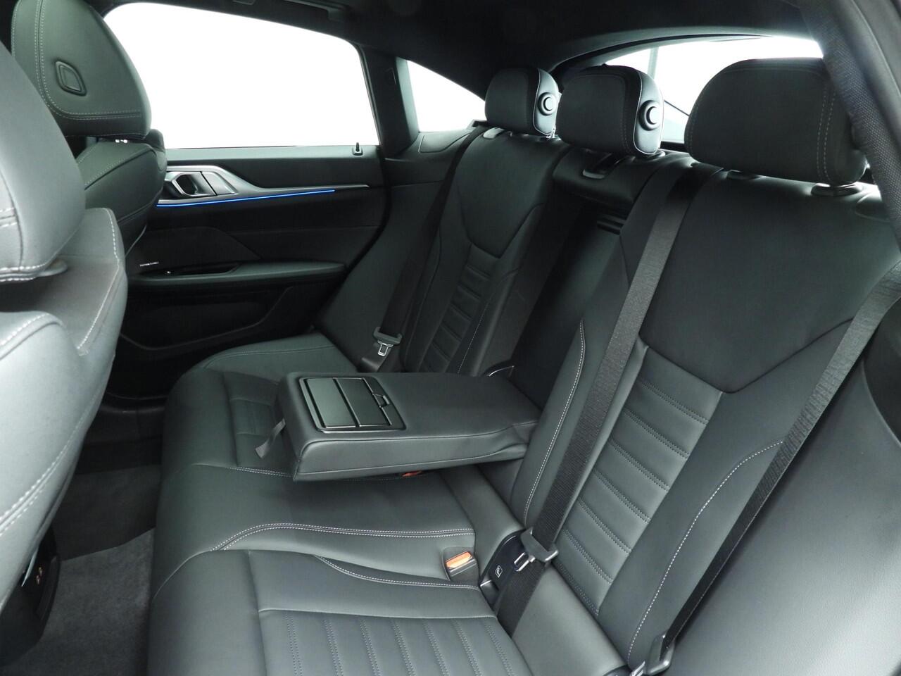 BMW 4-SERIE Gran Coupe 420i | M-Sportpakket | LED | Leder | HUD | Schuifdak | Sportstoelen | DAB | Harman-kardon sound | Alu 19 inch