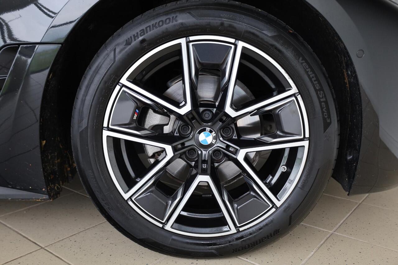 BMW 4-SERIE Gran Coupé 420i | M Sportpakket | Glazen schuif-/kanteldak | Leder | Stoelverwarming voor én achter | Camera | 18 M Aerodynamisch