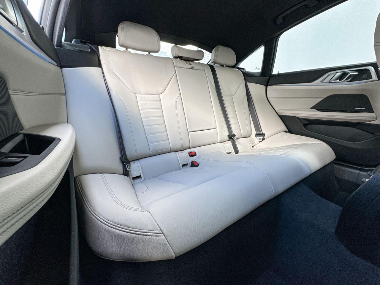 BMW 4-SERIE Gran Coupé 420i High Executive M Sportpakket Pro / Harman Kardon / Glazen Schuifdak / Comfort Access / Elektrisch Verstelbare Stoelen / Adaptieve Cruise / Comfort Acces / 19 Inch