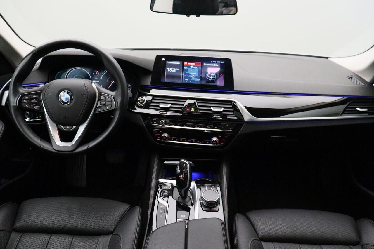 BMW 5-SERIE 530e iPerformance High Executive 2018 | Schuifkantel Dak | Stoel & Stuurverwarming | Stoel Verkoeling | Carplay | Lederen Memory Stoelen | Navigatie | Adaptive Cruise Control | Onderhoudshistorie